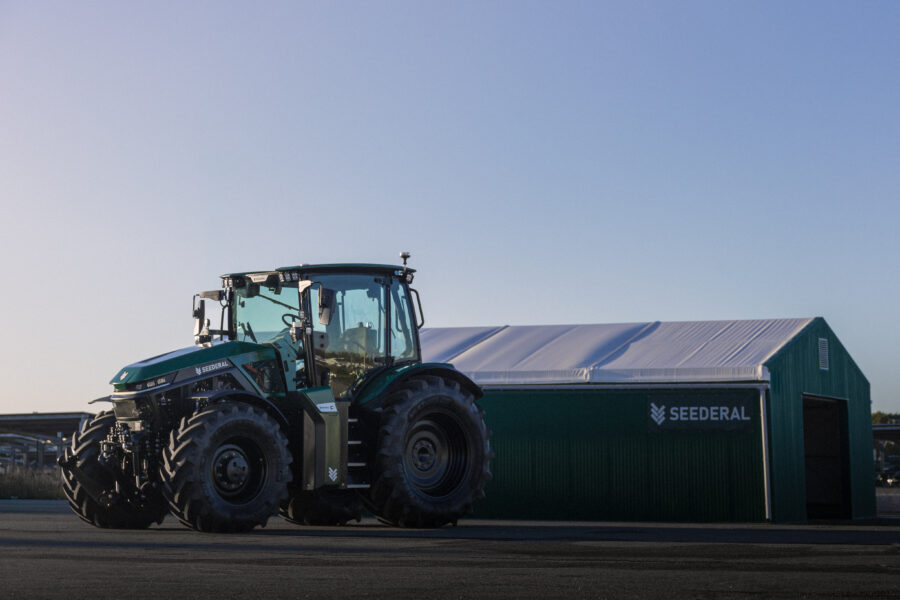 Tracteur agricole nativement électrique Seederal, sur le site d'essai de La Janais, près de Rennes