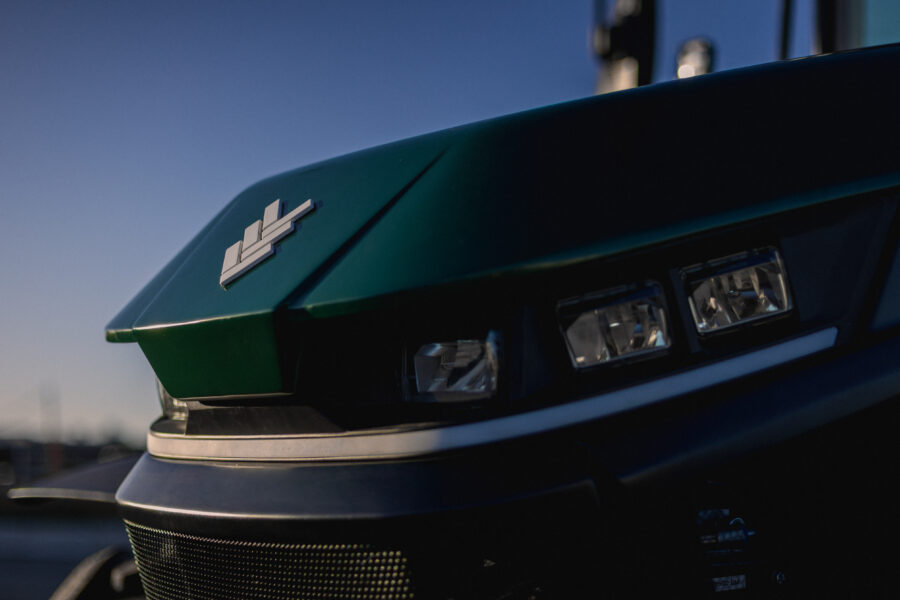 Détail du capot du tracteur électrique Seederal