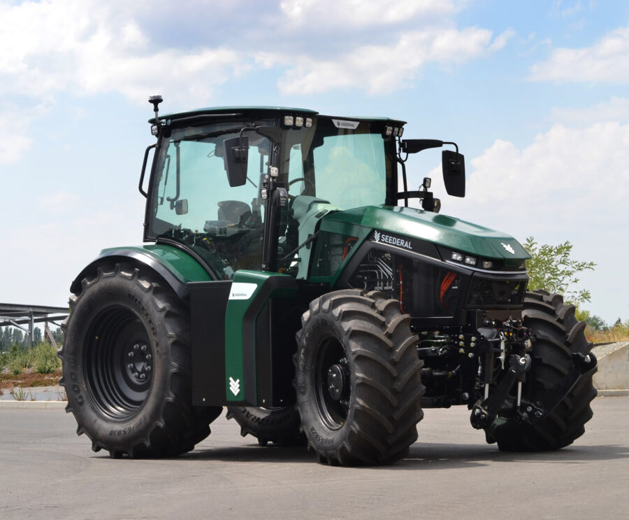 Tracteur agricole nativement électrique Seederal, sur le site d'essai de La Janais, près de Rennes