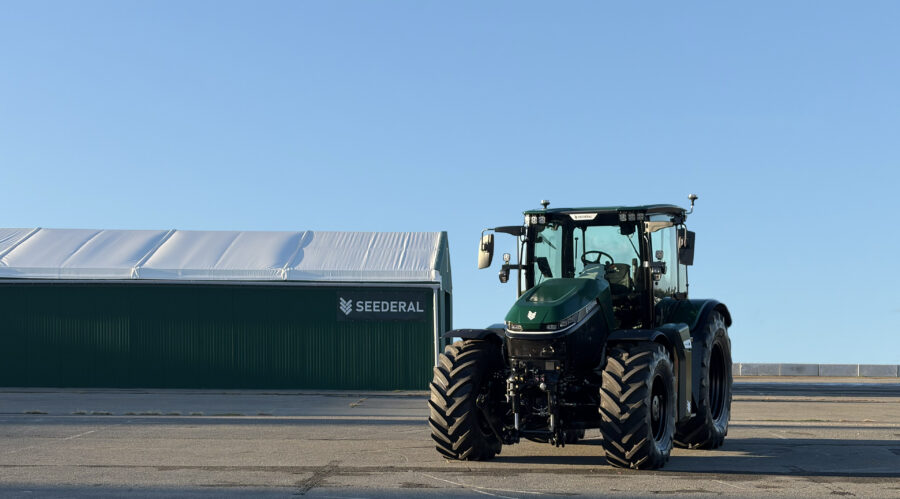 Tracteur agricole nativement électrique Seederal, sur le site d'essai de La Janais, près de Rennes