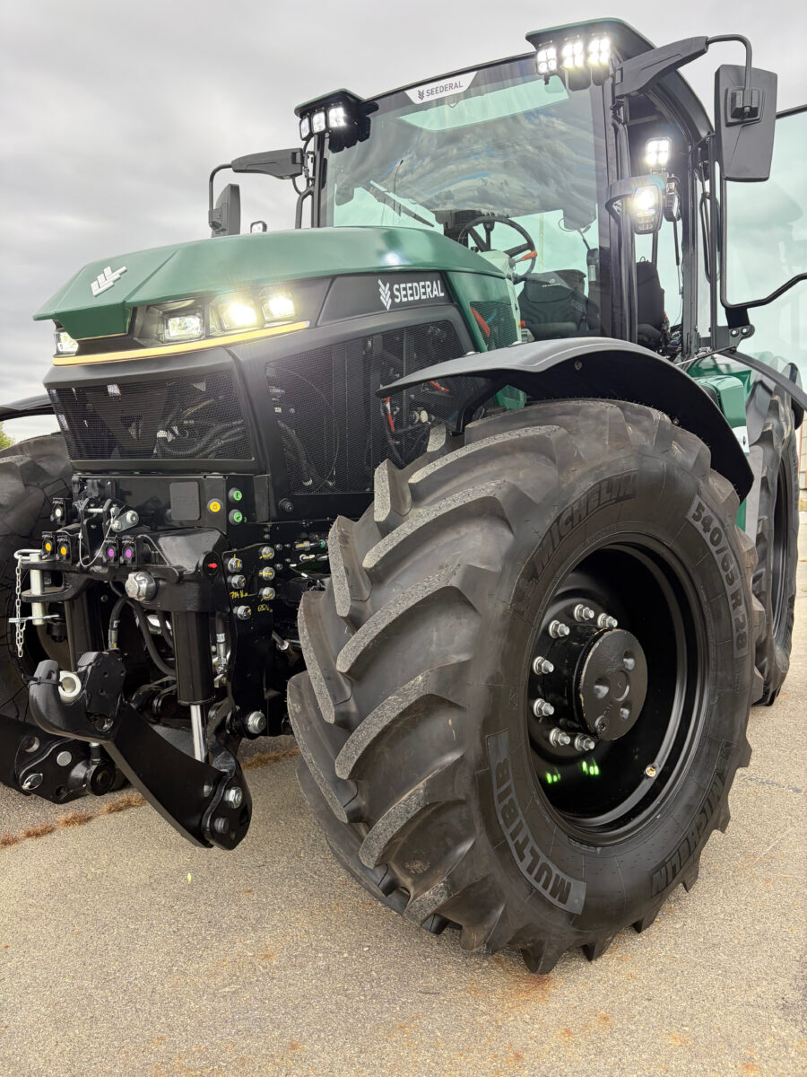 Tracteur agricole nativement électrique Seederal, sur le site d'essai de La Janais, près de Rennes